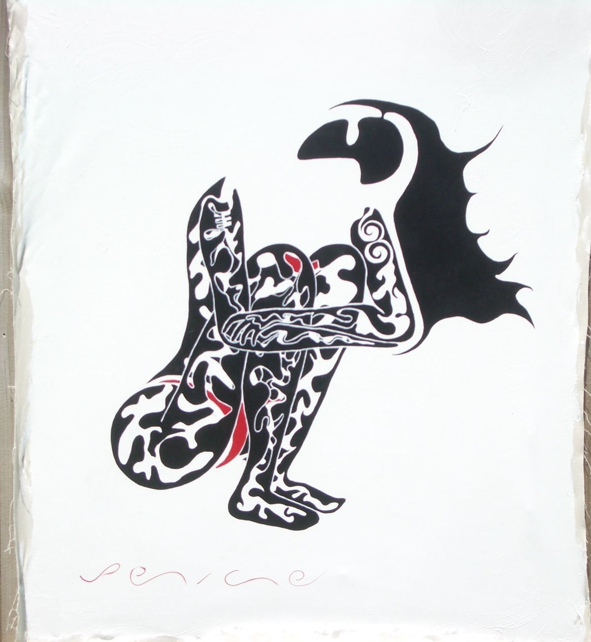 Acurrucada, de Peniche: figura acurrucada en negro con patrones blancos y detalles rojos sobre fondo blanco.