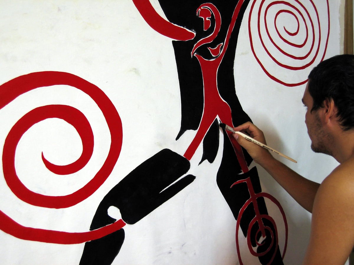 Mihály Flandorffer Peniche pintando las espirales rojas de Fusión masculina femenina en su taller
