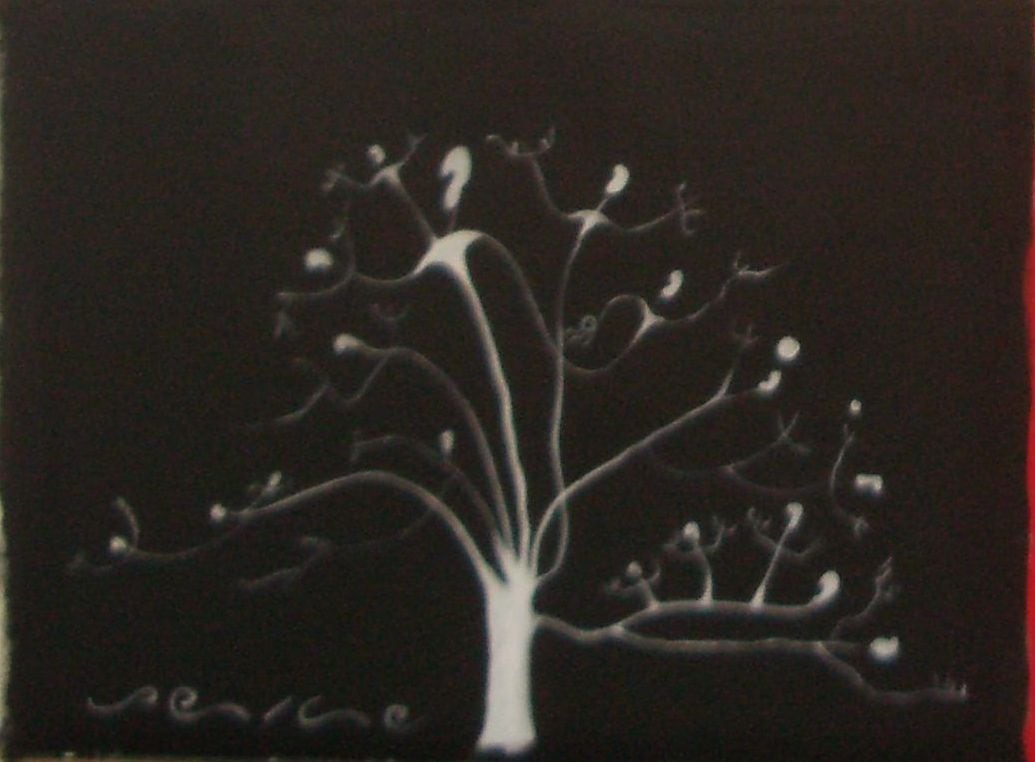 Naturaleza en negro, de Peniche: árbol blanco con pájaros estilizados sobre fondo negro, panel del cuádriptico Árbol de la Vida.