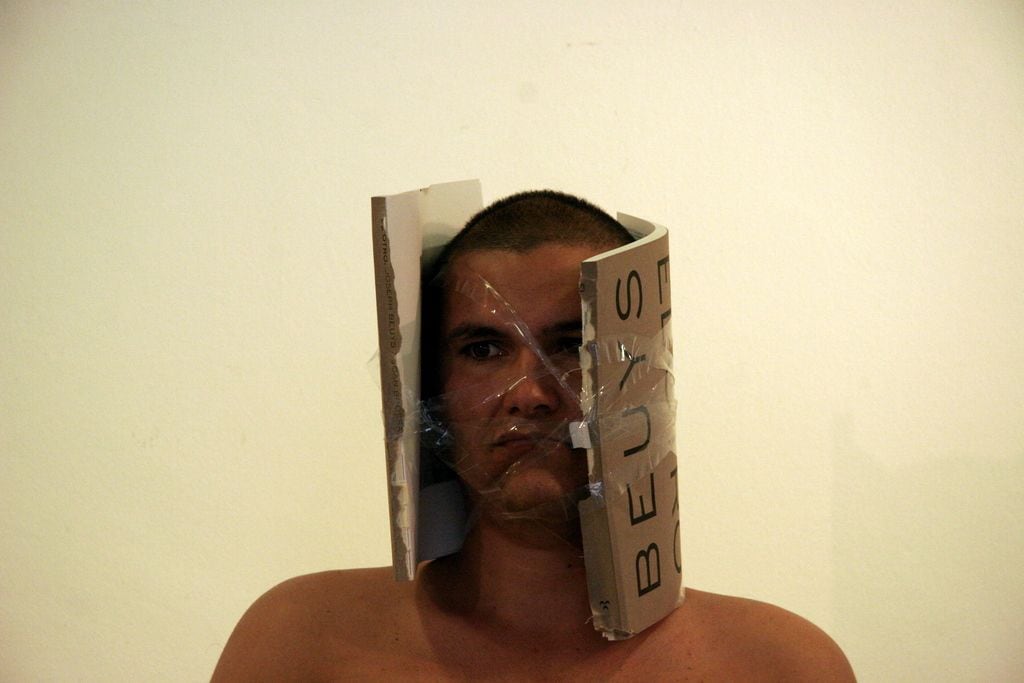 Peniche con el libro abierto envolviéndole el rostro