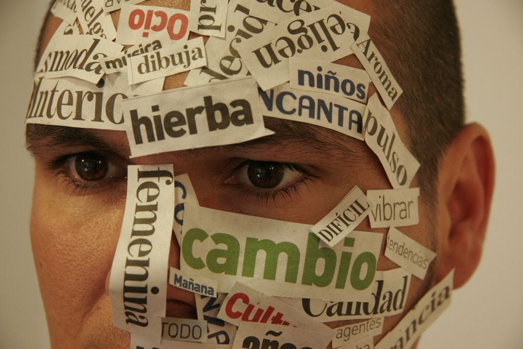 Peniche con el rostro cubierto de palabras recortadas del libro