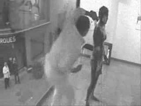 Fotograma del vídeo de la performance «Chocolate al desnudo» en Novo Galeria d’Art
