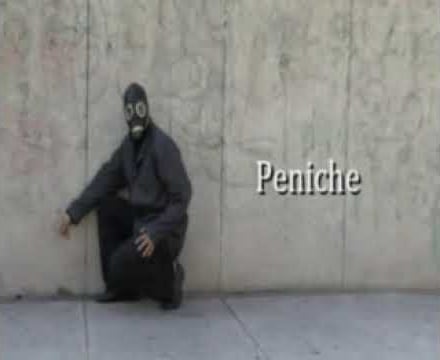 Peniche, enmascarado, en la performance promocional de FAIM 07 frente al Museo Reina Sofía