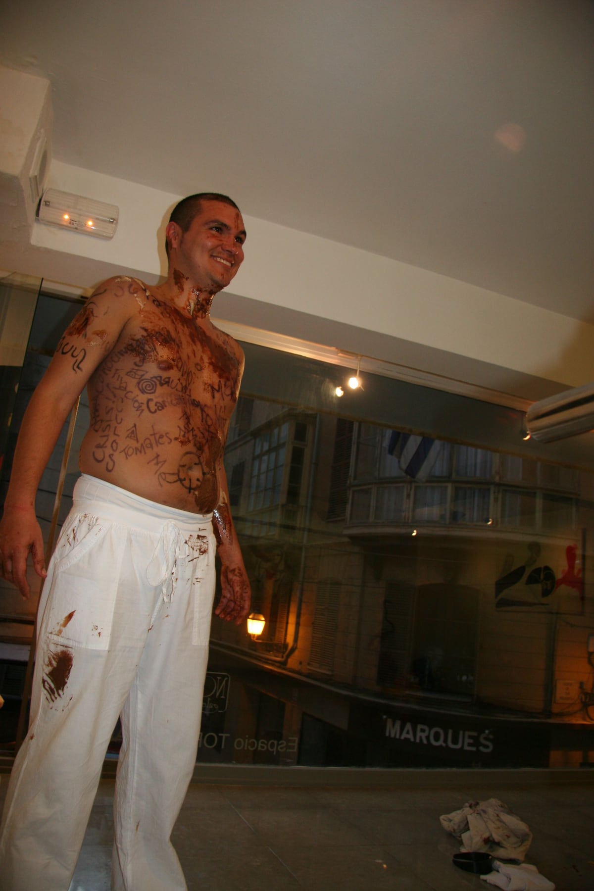 Peniche, con el torso cubierto de pintura y pantalón blanco, al final de la performance en Novo Galeria d'Art
