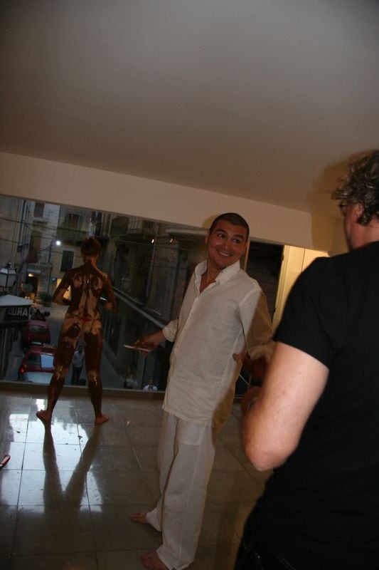 Peniche, vestido de blanco, sonríe en la sala de Novo Galeria d'Art durante la performance