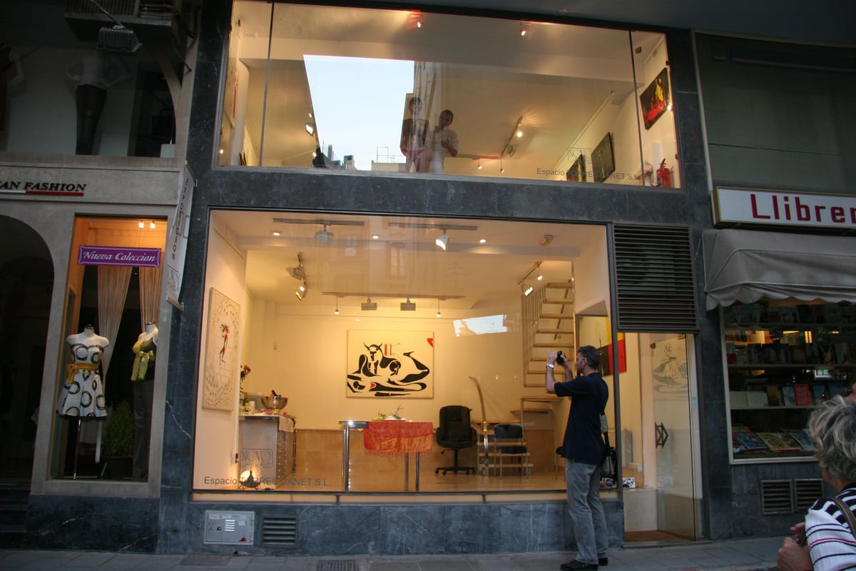 Fachada de Novo Galeria d'Art en Palma de Mallorca la noche de la inauguración
