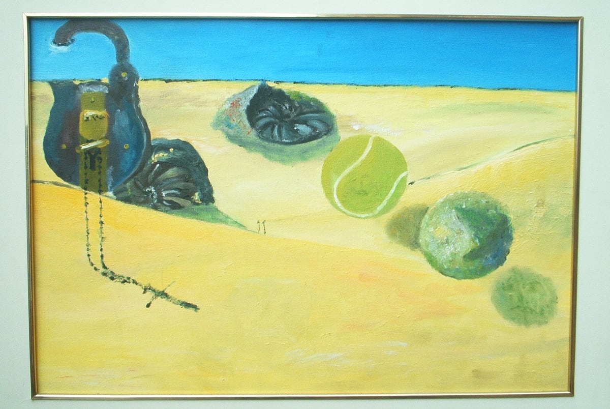 Sin título 6, obra anterior de Peniche: naturaleza muerta: pelota de tenis y formas.